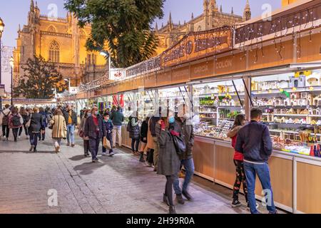 Séville, Espagne - 03 décembre 2021 : marché de Noël autour de la cathédrale de Séville à l'heure de noël.Les gens font leurs achats de Noël à Noël ma Banque D'Images