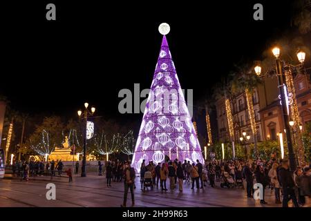 Séville, Espagne - décembre 03,2021 : arbre de Noël à Puerta de Jerez (porte de Jerez) à Séville, Andalousie, Espagne Banque D'Images