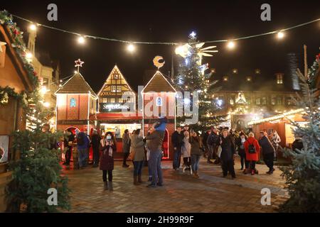 Quedinburg, Allemagne.05e décembre 2021.Pour la dernière fois cette année, le marché de Noël de la ville de Quedlinburg, à l'Avent, a ouvert ses portes dimanche.En raison des exigences élevées de Corona, le nombre de visiteurs a chuté de façon marquée au cours des derniers jours.Un total de 75 pour cent des commerçants ont demandé de mettre fin au marché de Noël tôt après 12 jours.La décision a été prise dimanche.Credit: Matthias Bein/dpa-Zentralbild/dpa/Alay Live News Banque D'Images