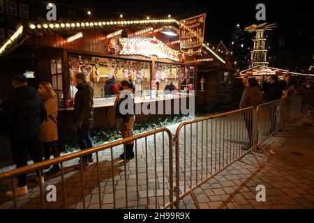 Quedinburg, Allemagne.05e décembre 2021.Pour la dernière fois cette année, le marché de Noël de la ville de Quedlinburg, à l'Avent, a ouvert ses portes dimanche.En raison des exigences élevées de Corona, le nombre de visiteurs a chuté de façon marquée au cours des derniers jours.Un total de 75 pour cent des commerçants ont demandé de mettre fin au marché de Noël tôt après 12 jours.La décision a été prise dimanche.Credit: Matthias Bein/dpa-Zentralbild/dpa/Alay Live News Banque D'Images