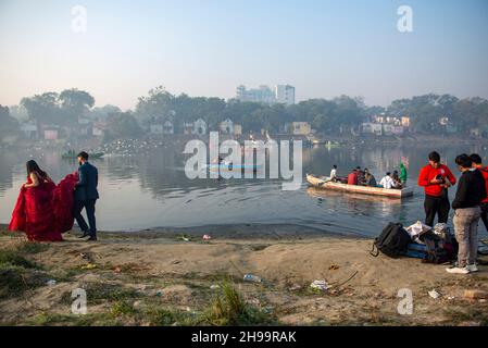 New Delhi, Inde.05e décembre 2021.Une mariée et marié allant pour un photoshoot avant mariage à Yamuna Ghat, porte de kashmiri à Delhi.Crédit : SOPA Images Limited/Alamy Live News Banque D'Images