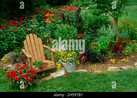 Jardin privé luxuriant avec chaise Adirondack dans un coin tranquille, Missouri, USA Banque D'Images