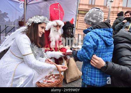 Brno, République tchèque.05e décembre 2021.Atmosphère pendant la fête de Saint Nicolas à Brno, République Tchèque, le 5 décembre 2021.Crédit: Vaclav Salek/CTK photo/Alay Live News Banque D'Images