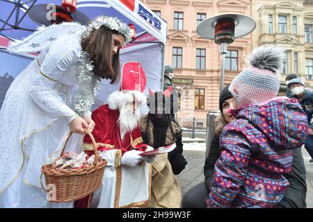 Brno, République tchèque.05e décembre 2021.Atmosphère pendant la fête de Saint Nicolas à Brno, République Tchèque, le 5 décembre 2021.Crédit: Vaclav Salek/CTK photo/Alay Live News Banque D'Images