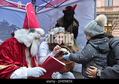 Brno, République tchèque.05e décembre 2021.Atmosphère pendant la fête de Saint Nicolas à Brno, République Tchèque, le 5 décembre 2021.Crédit: Vaclav Salek/CTK photo/Alay Live News Banque D'Images