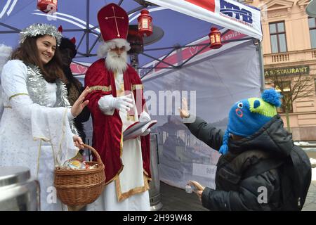 Brno, République tchèque.05e décembre 2021.Atmosphère pendant la fête de Saint Nicolas à Brno, République Tchèque, le 5 décembre 2021.Crédit: Vaclav Salek/CTK photo/Alay Live News Banque D'Images