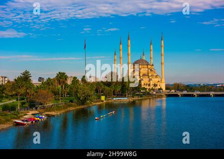 Mosquée centrale Sabanci (turque : Sabanci Merkez Cami) et rivière Seyhan à Adana, Turquie.La plus grande mosquée de Turquie à ciel bleu. Banque D'Images