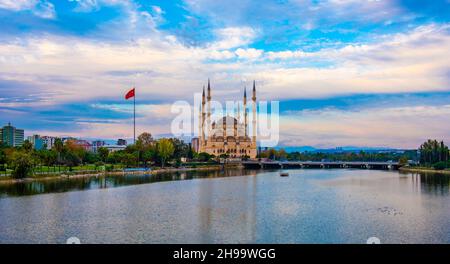 Mosquée centrale Sabanci (turque : Sabanci Merkez Cami) et rivière Seyhan à Adana, Turquie.La plus grande mosquée de Turquie à ciel bleu. Banque D'Images