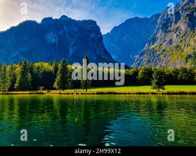 Lac de Koenigsee dans la vallée de Berchtesgadener eith Simetsberg montagne en arrière-plan, Allemagne Banque D'Images