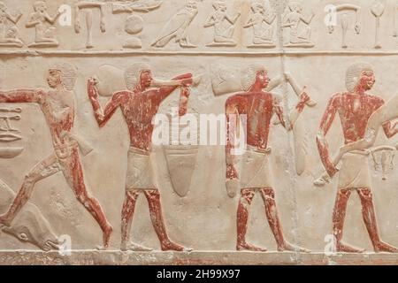 Chiffres gravés sur le mur des pyramides lumineuses. Banque D'Images