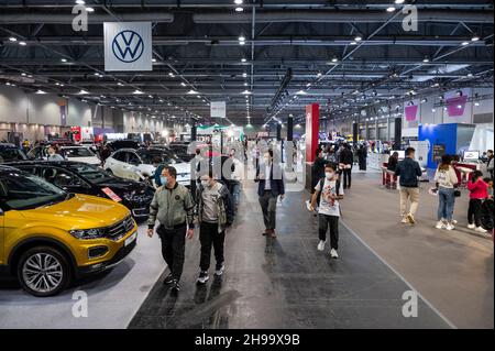 Hong Kong, Chine.05e décembre 2021.Les visiteurs sont vus à l'International Motor Expo (IMXHK) présentant des voitures et motos thermiques et électriques à Hong Kong.(Photo de Budrul Chukrut/SOPA Images/Sipa USA) crédit: SIPA USA/Alay Live News Banque D'Images