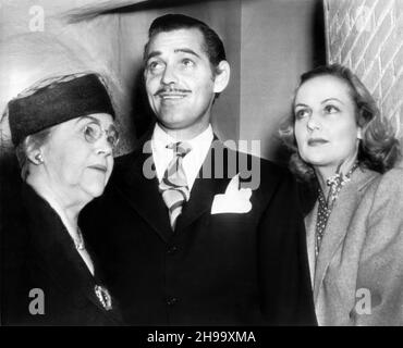 CLARK PIGNON et CAROLE LOMBARD avec la mère de Mlle Lombard Mme ELIZABETH PETERS quand le couple est arrivé à Los Angeles pour une conférence de presse le matin après leur mariage / mariage qui a eu lieu le 29 mars 1939 Banque D'Images