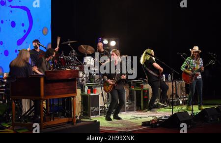 Sarasota, États-Unis.03ème décembre 2021.Le Allman-Betts Band se produit avec des artistes invités lors de la cinquième reconstitution annuelle de la famille Allman au Van Wezel Performing Arts Hall.Le festival Allman Family Revival est une tournée de concerts qui célèbre la vie, l'esprit et la musique de Gregg Allman, animé par son fils, le musicien Devon Allman.(Photo de Paul Hennessy/SOPA Images/Sipa USA) crédit: SIPA USA/Alay Live News Banque D'Images