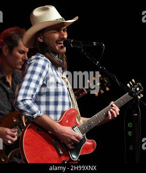 Sarasota, États-Unis.03ème décembre 2021.Duane Betts, du groupe Allman-Betts, se produit lors de la cinquième reconstitution annuelle de la famille Allman au Van Wezel Performing Arts Hall.Le festival Allman Family Revival est une tournée de concerts qui célèbre la vie, l'esprit et la musique de Gregg Allman, animé par son fils, le musicien Devon Allman.Crédit : SOPA Images Limited/Alamy Live News Banque D'Images