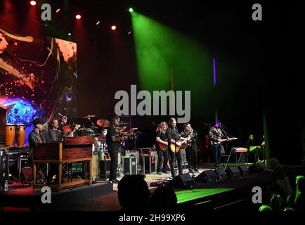 Sarasota, États-Unis.03ème décembre 2021.Le Allman-Betts Band et ses invités se sont produits lors de la cinquième reconstitution annuelle de la famille Allman au Van Wezel Performing Arts Hall.Le festival Allman Family Revival est une tournée de concerts qui célèbre la vie, l'esprit et la musique de Gregg Allman, animé par son fils, le musicien Devon Allman.Crédit : SOPA Images Limited/Alamy Live News Banque D'Images