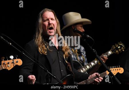 Sarasota, États-Unis.03ème décembre 2021.Devon Allman se produit lors de la cinquième reconstitution annuelle de la famille Allman au Van Wezel Performing Arts Hall.Le festival Allman Family Revival est une tournée de concerts qui célèbre la vie, l'esprit et la musique de Gregg Allman, animé par son fils, le musicien Devon Allman.(Photo de Paul Hennessy/SOPA Images/Sipa USA) crédit: SIPA USA/Alay Live News Banque D'Images