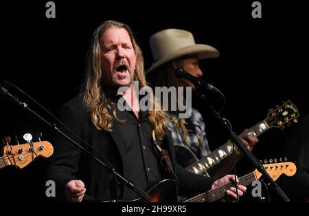 Sarasota, États-Unis.03ème décembre 2021.Devon Allman se produit lors de la cinquième reconstitution annuelle de la famille Allman au Van Wezel Performing Arts Hall.Le festival Allman Family Revival est une tournée de concerts qui célèbre la vie, l'esprit et la musique de Gregg Allman, animé par son fils, le musicien Devon Allman.Crédit : SOPA Images Limited/Alamy Live News Banque D'Images