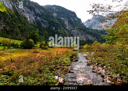 La rivière Saletbach reliant le lac Obersee et le lac Koenigsee dans la vallée de Berchtesgadener, en Allemagne Banque D'Images