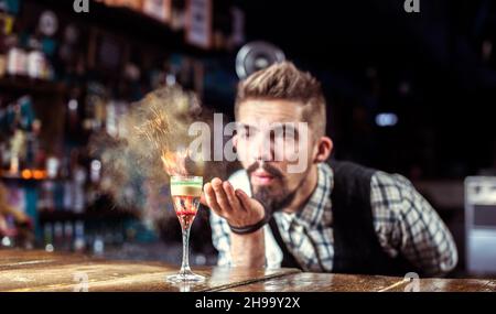 Portrait de barman crée un cocktail dans le pub Banque D'Images