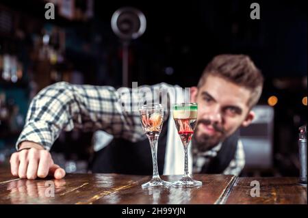 Barman mélange un cocktail au bar Banque D'Images