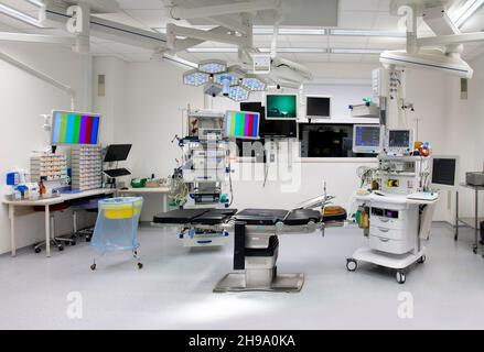 Salle d'opération moderne et bien équipée dans un nouvel hôpital. Banque D'Images