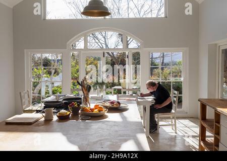 Artiste travaillant en studio, Stanford, Western Cape, Afrique du Sud. Banque D'Images