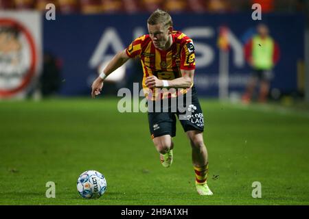 MECHELEN, BELGIQUE - DÉCEMBRE 5 : Nikola Storm de KV Mechelen lors du match Jupiler Pro League entre KV Mechelen et KRC Genk à AFAS Stadion le 5 décembre 2021 à Mechelen, Belgique (photo de Perry van de Leuvert/Orange Pictures) Banque D'Images