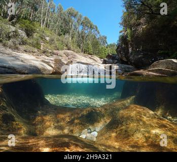 Cours d'eau naturel avec petite cascade, paysage fluvial partagé vue sur et sous l'eau, Espagne, Galice, Pozas de Loureza, rivière de luxe Banque D'Images