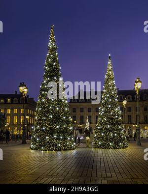 Paris, France - 20 novembre 2021 : arbres de Noël de nuit sur la place Vendôme à Paris Banque D'Images