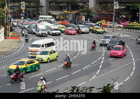 BANGKOK, THAÏLANDE – VERS FÉVRIER 2015 : scène de rue quotidienne avec transport et avec des personnes non identifiées.Asie du Sud-est Banque D'Images