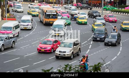BANGKOK, THAÏLANDE – VERS FÉVRIER 2015 : scène de rue quotidienne avec transport et avec des personnes non identifiées.Bangkok est l'un des plus importants centr Banque D'Images