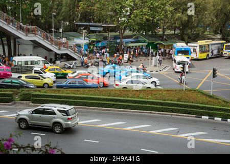 BANGKOK, THAÏLANDE – VERS FÉVRIER 2015 : scène de rue ordinaire avec transport et personnes à Bangkok Banque D'Images