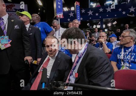 Cleveland Ohio, 19 juillet 2016le sénateur Former Robert Dole (R-KS) est interviewé par Mark Halperin de Bloomberg pour un "moment spécial" à la convention nationale républicaine de Cleveland Ohio crédit: Mark Reinistein/MediaPunch Banque D'Images