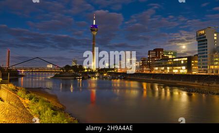 Tour du Rhin de Düsseldorf, sur la droite franc O. gehry bâtiments Banque D'Images