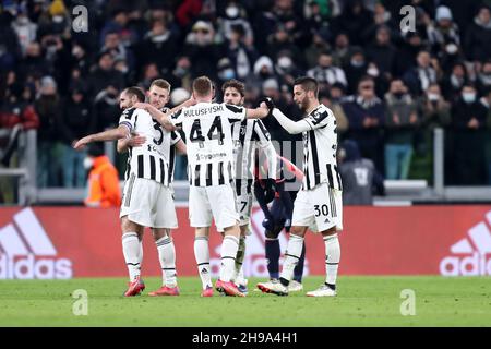 Turin, Italie.05e décembre 2021.Les joueurs du Juventus FC fêtent après avoir remporté le match série A entre le Juventus FC et le Genoa CFC au stade Allianz le 5 décembre 2021 à Turin, en Italie.Credit: Marco Canoniero / Alamy Live News Banque D'Images