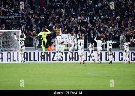 Turin, Italie.05e décembre 2021.Les joueurs du Juventus FC fêtent après avoir remporté le match série A entre le Juventus FC et le Genoa CFC au stade Allianz le 5 décembre 2021 à Turin, en Italie.Credit: Marco Canoniero / Alamy Live News Banque D'Images