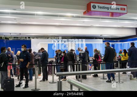 Londres Royaume-Uni 5 décembre 2021. Pour arrêter la propagation de la variante omicron, Royaume-Uni réintroduira la règle des tests Covid-19 avant le départ pour prendre effet à 04 h 00 le mardi 7 décembre ,Et en ajoutant le Nigeria à la liste de voyage rouge, les passagers se bousculent pour recevoir des tests PCR (réaction en chaîne par polymérase) ou Fit to Fly au centre de test du coronavirus à l'aéroport de Londres Heathrow.Credit: Xiu Bao/Alamy Live News Banque D'Images