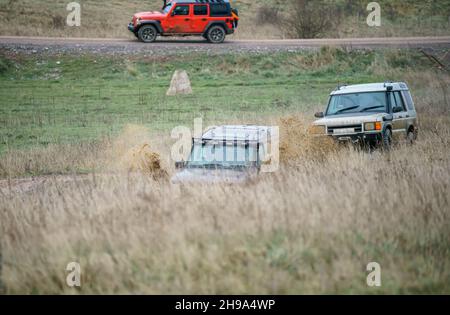 Véhicules tout-terrain 4x4 roulant sur des terrains accidentés dans la boue et l'eau, Salisbury Plain Wilts UK.Land Rover, Jeep Rubicon, Cherokee, Mitsubishi, Suzuki Banque D'Images