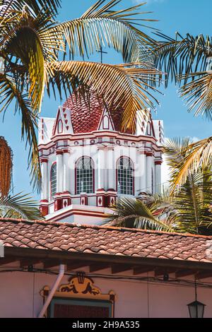 Cathédrale de Guatape.Guatapé est une station balnéaire andine dans le nord-ouest de la Colombie, à l'est de Medellín connue pour ses maisons coloniales sur des rues pavées. Banque D'Images