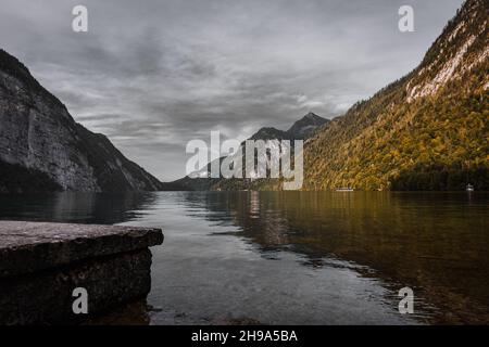 Vue sur le lac Koenigsee dans la vallée de Berchtesgadener, Allemagne Banque D'Images