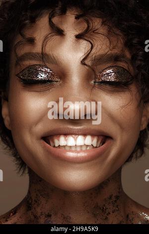 Portrait d'une fille avec émotion sur son visage. Joie Banque D'Images