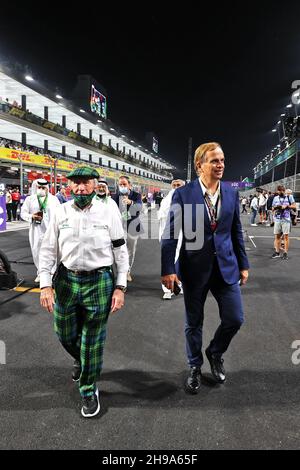 (De gauche à droite): Jackie Stewart (GBR) avec Jean-Frederic Dufour Rolex CEO sur la grille.Grand Prix d'Arabie Saoudite, dimanche 5 décembre 2021.Djeddah, Arabie Saoudite. Banque D'Images