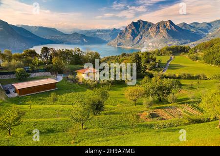 L'île se trouve au centre du lac d'Iseo et de la commune de Monte Isola en Italie, dans la province de Brescia en Lombardie. Banque D'Images