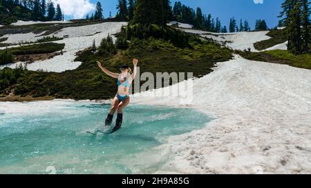 Skieur sur neige fondue.Heather Meadows, parc national de North Cascades, État de Washington, États-Unis Banque D'Images
