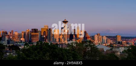 Skyline du centre-ville de Seattle au coucher du soleil.Vue depuis Kerry Park, Seattle, Washington State, États-Unis. Banque D'Images