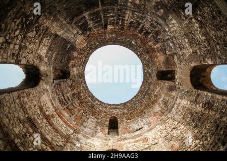 Vue sur une coupole géante du palais de Dioclétien à Split, Croatie Banque D'Images