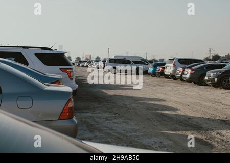 En plein air, parking non équipé pour les voitures dans la rue avec beaucoup de voitures en journée Banque D'Images