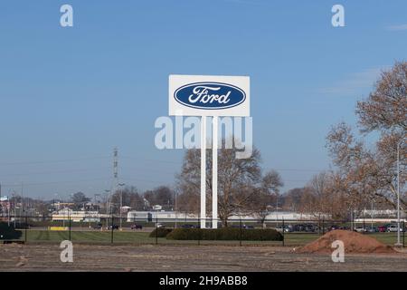 Cincinnati - Circa décembre 2021 : logo Ford Motor Company.Ford fabrique la Mustang, l'Escape, l'Explorer et les camions F-150 et F-Series les plus vendus Banque D'Images