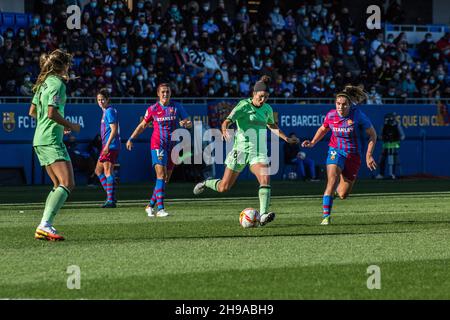 Barcelone, Espagne.04e décembre 2021.Itxaso Uriarte et Oihane Valdezate du Athletic Club, Mariona Caldentey et Patri Guijarro du FC Barcelona en action pendant le match Primera Iberdrola entre le FC Barcelona Femeni et le Athletic Club Femenino au stade Johan Cruyff.final score; FC Barcelona Femeni 4:0 Athletic Club Femenino.(Photo de Thiago Prudencio/SOPA Images/Sipa USA) crédit: SIPA USA/Alay Live News Banque D'Images