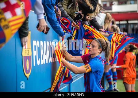 Barcelone, Espagne.04e décembre 2021.Alexia Putellas, gagnante du ballon d'Or féminin 2021 est vu autographing fan shirts après le match Primera Iberdrola entre le FC Barcelona Femeni et Athletic Club Femenino au stade Johan Cruyff.final score; FC Barcelona Femeni 4:0 Athletic Club Femenino.(Photo de Thiago Prudencio/SOPA Images/Sipa USA) crédit: SIPA USA/Alay Live News Banque D'Images